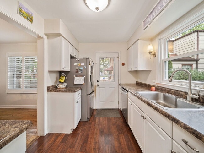 Building Photo - 122 E Crescent Ave