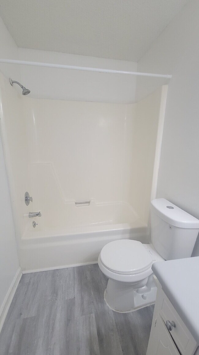 Building Photo - 1 month free Section 8 accepted Spacious 2-Bed, 2-Bath Sanctuary in Huntsville – Your Ideal Retre...