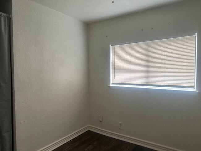 Building Photo - 4001 Colonial Sun Dr