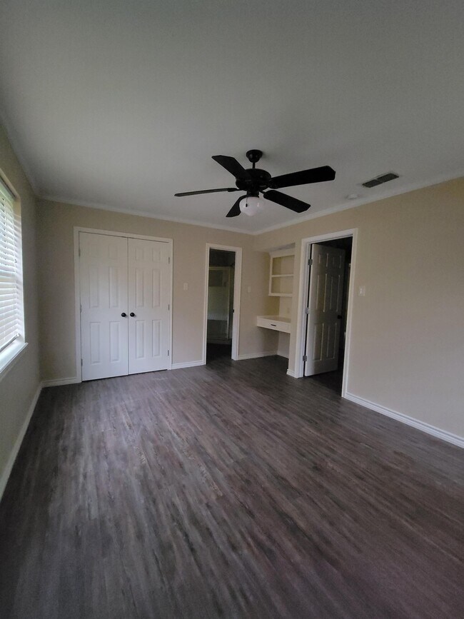 Building Photo - 10556 Rolling Pines Dr