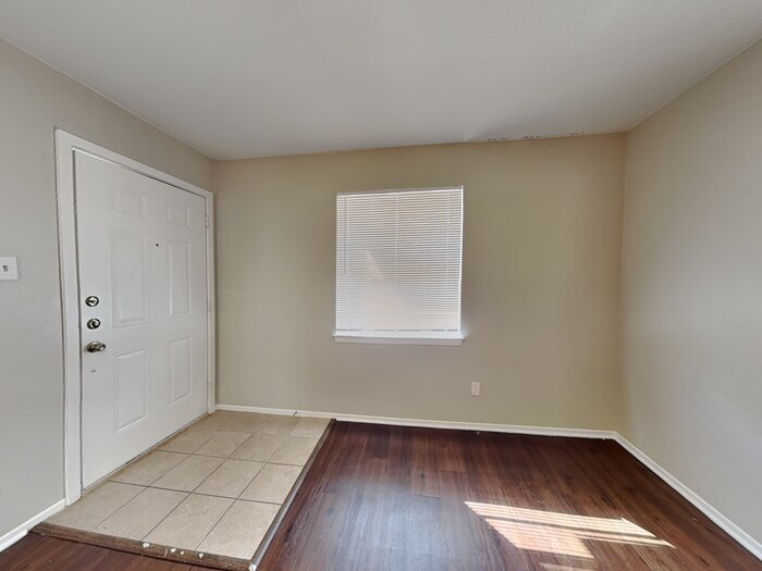 Building Photo - 1303 Carla Ave