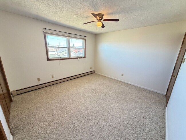 Building Photo - AVAILABLE MAY - Large 2 Bedroom Apartment!