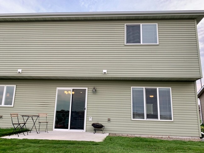 Building Photo - 3 bedroom 2.5 bath townhome