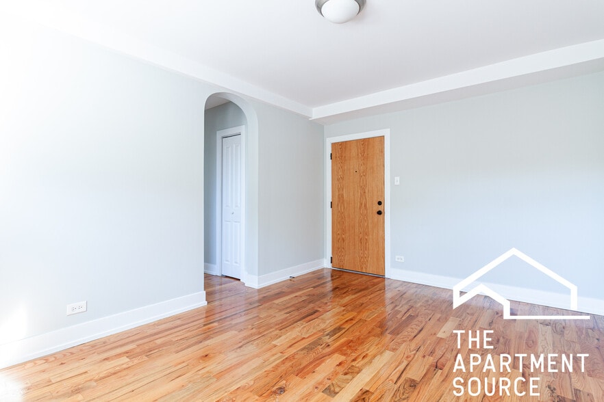 Building Photo - 560 W Arlington