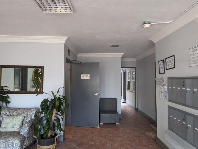 Building Photo - 615 N Rossmore Ave