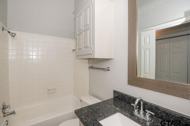 Building Photo - 5827 Hollytree Dr