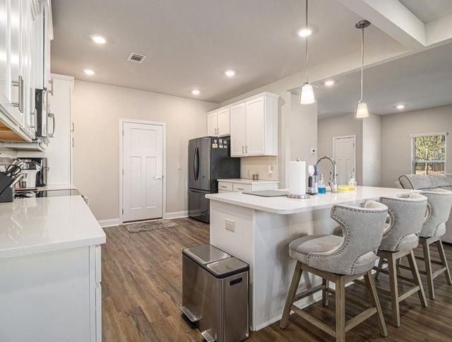 Building Photo - 394 Greenleaf