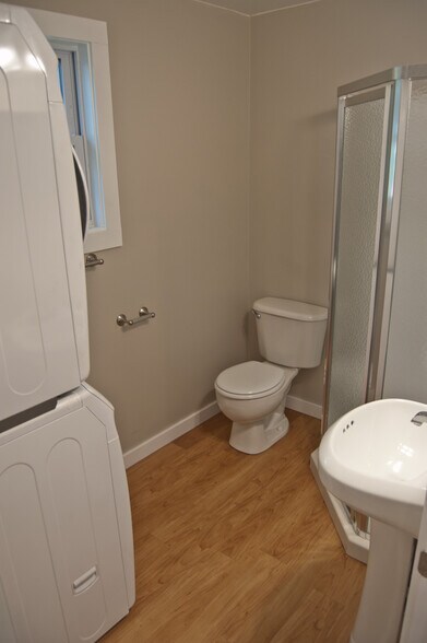 bath and laundry - 314 Park Pl