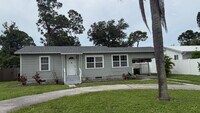 Building Photo - Annual 2 Bedroom + Den / 2 Bath Home – Sar...