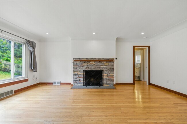 Building Photo - 712 Collegewood St