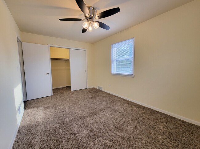 Building Photo - 609 Waukegan Rd