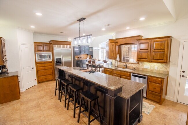 Building Photo - Luxury Living in Preston Manor