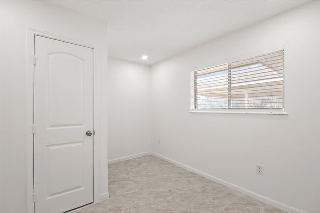 Building Photo - 111 Montrose Cir