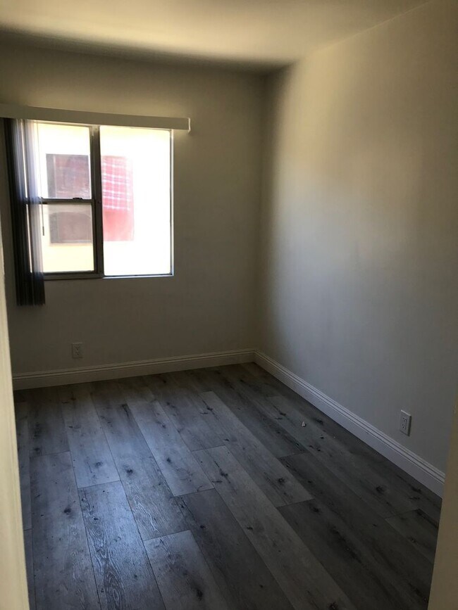 Building Photo - Spacious 1-Bedroom Apartment in Van Nuys –...