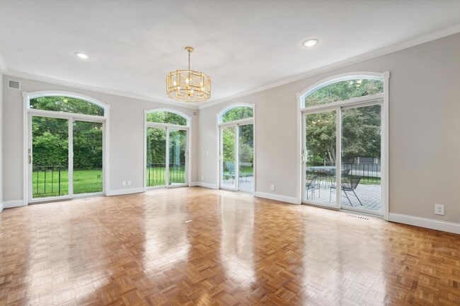 Building Photo - 5721 Londonderry Rd