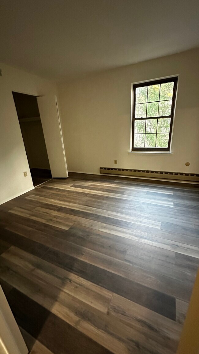 Building Photo - 1101 Bromley Est