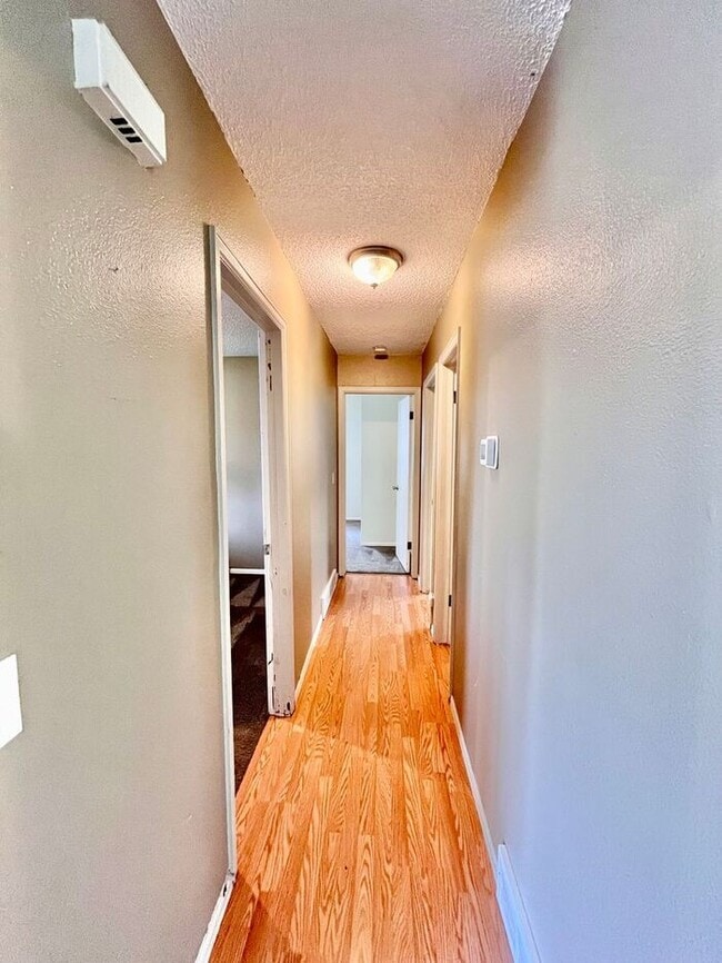 Building Photo - Charming Cottage-Style Ranch with Private ...