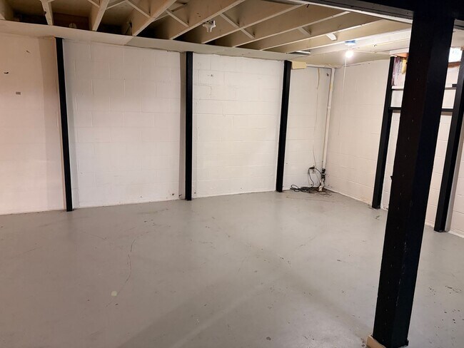 Building Photo - Spacious Home Waiting For You!