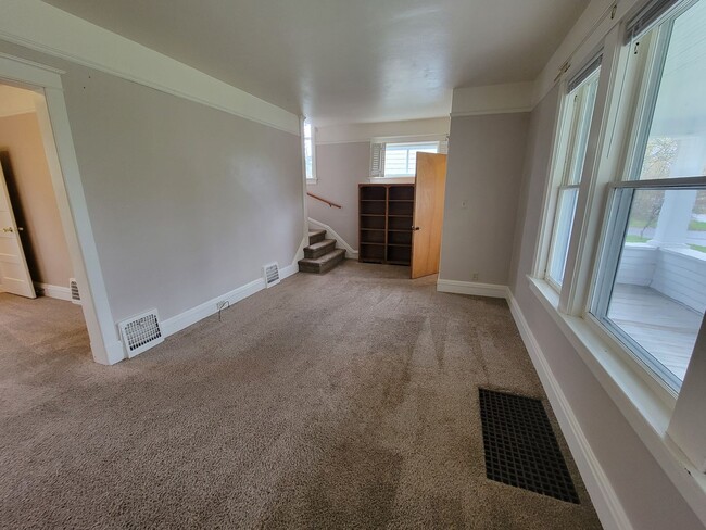 Building Photo - AVAILABLE JUNE - 3 BED 1 BATH NEAR CAMPUS