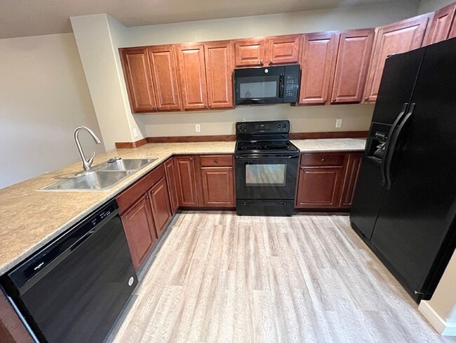 Building Photo - Three Bedroom in Four Corners, Water Included