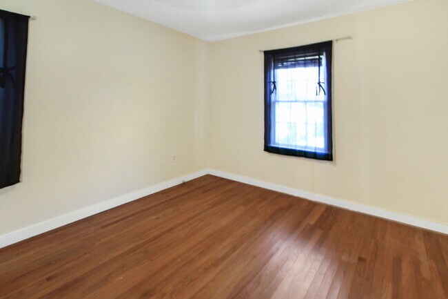 Building Photo - 811 Oakwood Dr