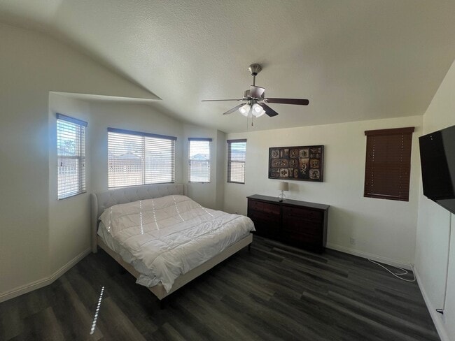 Building Photo - Spacious 4-Bedroom Home in Desirable Apple Valley Neighborhood