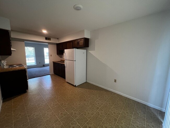 Building Photo - 3 Bedroom/1.5 bathroom Duplex