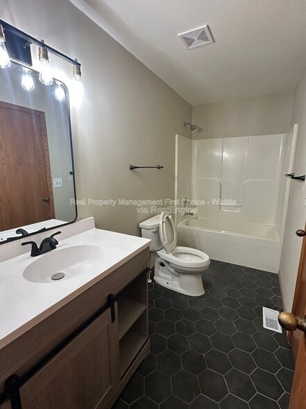 Building Photo - 1450 N Green St