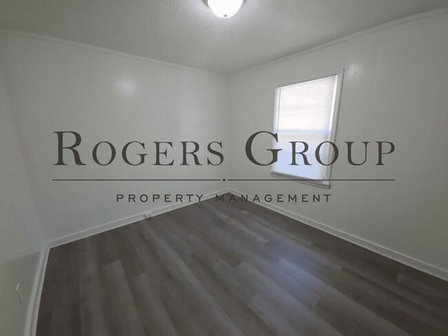 Building Photo - #450 - 992-994 Hughes St Duplex