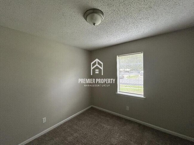 Building Photo - 6570 Ridgewood Rd