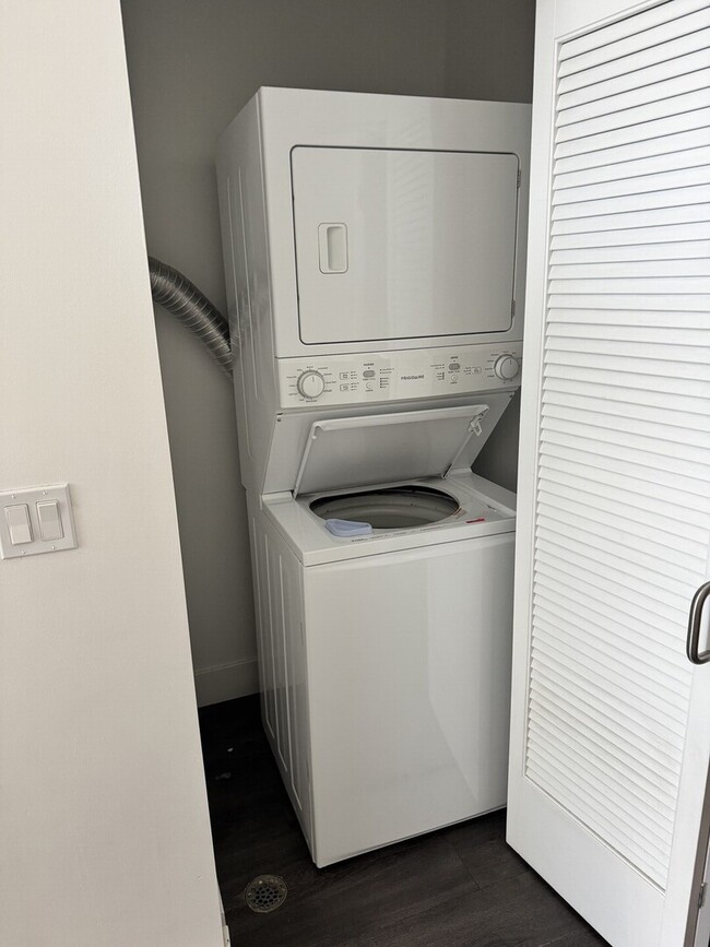 Building Photo - 4000 W Diversey Ave