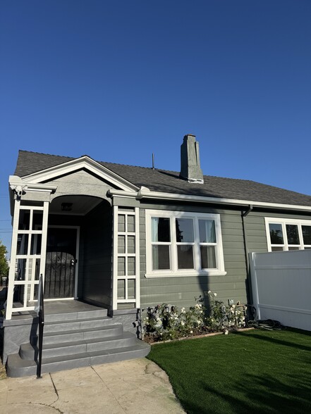 Building Photo - 1121 N Heliotrope Dr