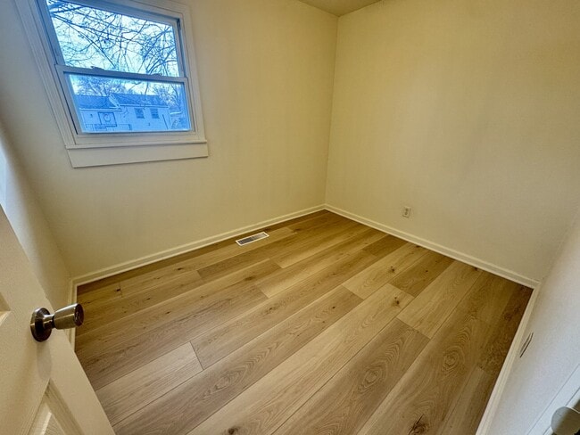 Building Photo - 708 Maumee Dr