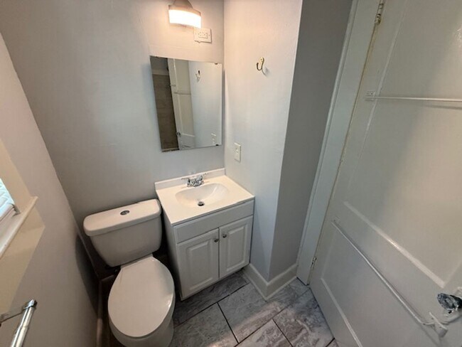 Building Photo - 3 Bedrooms | 2 Bathrooms | Rosewood Area
