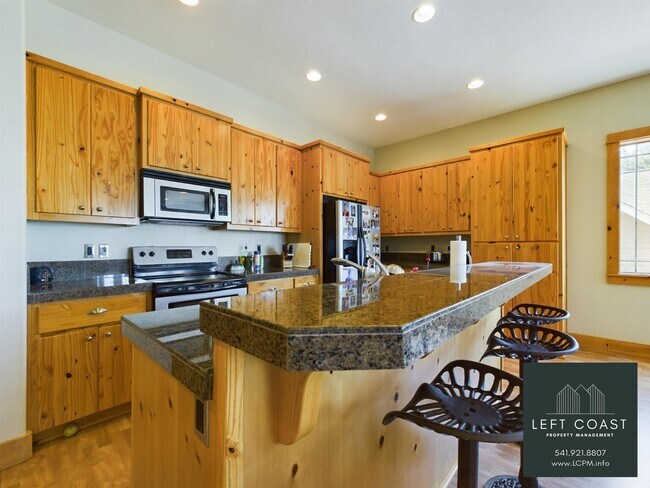 Building Photo - 798 SE 37th Ct