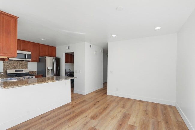 Building Photo - Rehabbed Newport Beach Townhome