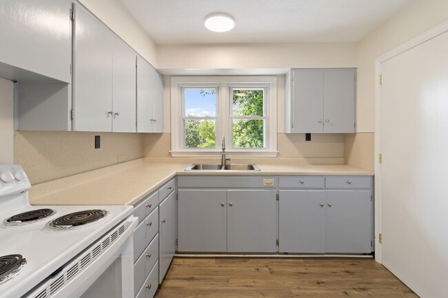 Building Photo - 559 Bailey St