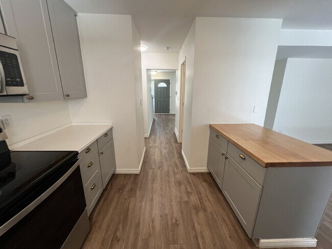 Building Photo - 7052 E Briarwood Dr