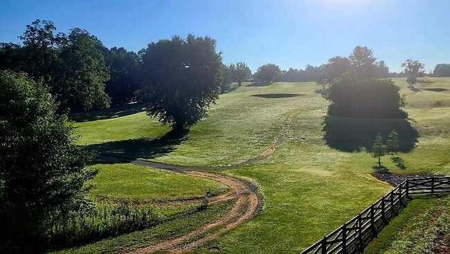 Building Photo - Modern 3-Bedroom Townhome with Pool Access Near Downtown Cookeville