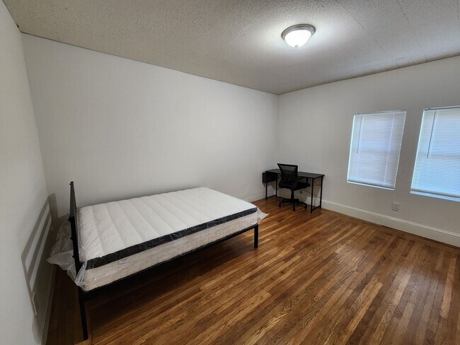 Building Photo - Private Bedroom Near UC Berkeley Campus