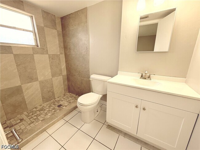 Building Photo - 4923 Vincennes Ct