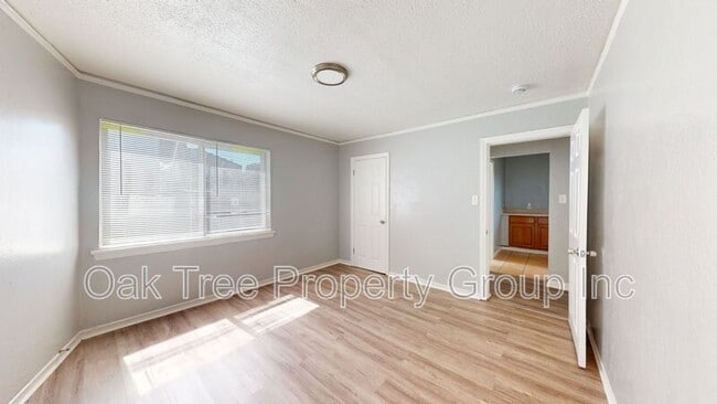 Building Photo - 6621 Bancroft Ave