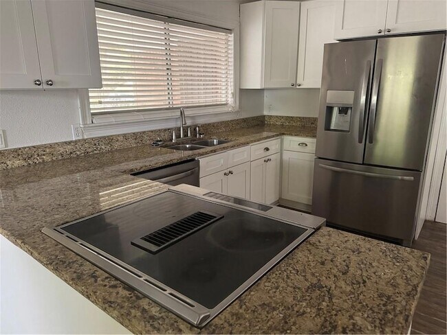 Building Photo - 306 Clover Dr