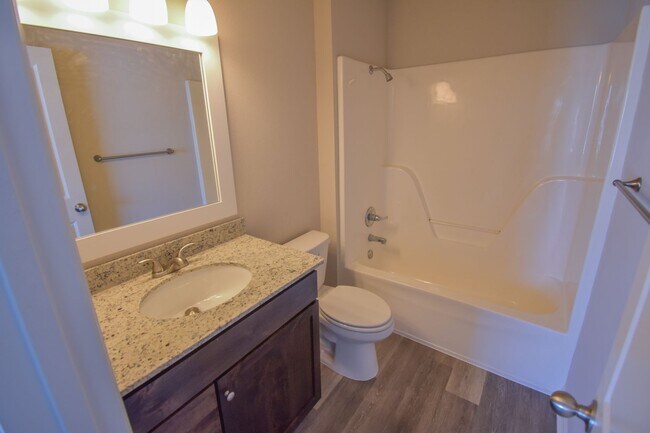 Building Photo - 2 Bedroom 2.5 Bath Townhome in Farmington!