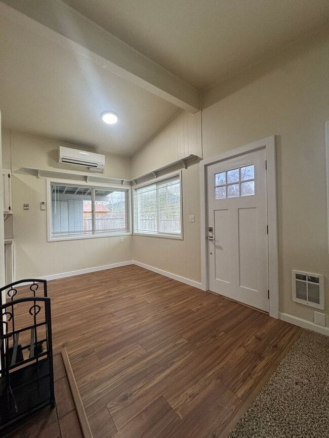 Building Photo - (HAR2) 2 Bedroom, 1 Bath Single Family Home