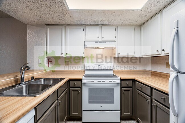 Building Photo - 6041 Sequoia Rd NW