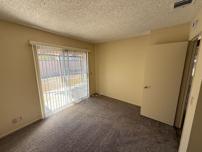Building Photo - Beautifully Updated Camarillo Townhome