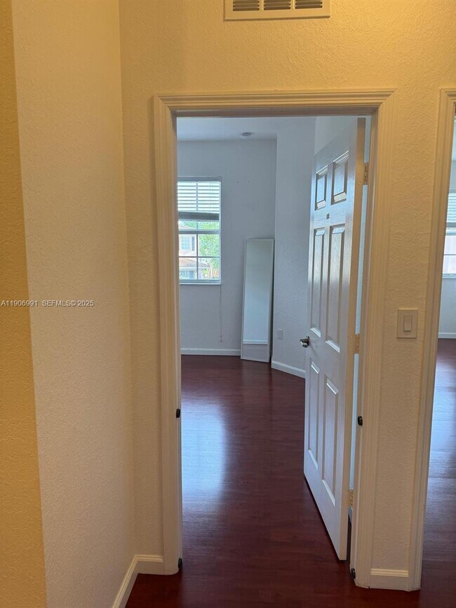 Building Photo - 297 Las Brisas Cir