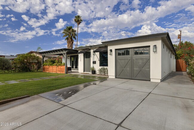 Building Photo - 4235 N 35th Way