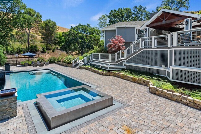 Building Photo - 2324 Saddleback Dr